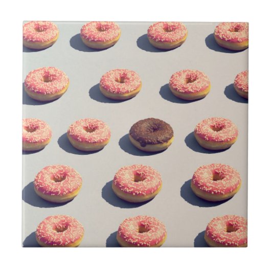 Doughnüsse in einer Gruppe Fliese (Vorderseite)