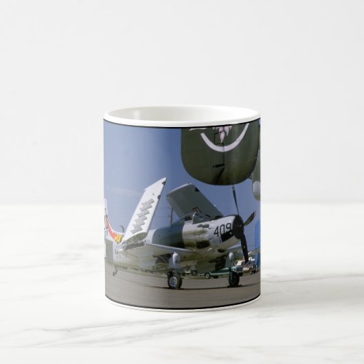 Douglas AD-1 Skyraider, gefaltete Wings_WWII Kaffeetasse (Mittel)