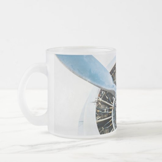 Douglas DC-3 Flugzeug. Propeller Mattglastasse (Links)