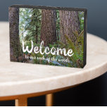 Douglas Fir Conifer Forest Willkommen Holzkisten Schild<br><div class="desc">Wohnen Sie in einer waldreichen oder bewaldeten Gegend? Herzlich willkommen auf Ihrer Zuhause mit diesem Holzkastenschild, das zum Aufhängen oder stehend gemacht wurde und ein Foto von Douglas Fir-Bäumen und Farnen in einem üppigen, bewaldeten Wald mit den Worten "Willkommen in unserem Hals des Waldes." Wählen Sie die Farbe des Holzkastenzeichens...</div>