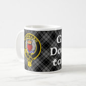 Douglas "FORWARD" Wappen auf Gray Douglas Tartan T Kaffeetasse (Vorderseite Links)