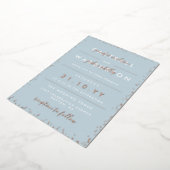 Dove Blue & Rose Gold Typografie Confetti Wedding Folieneinladung (Gedreht)