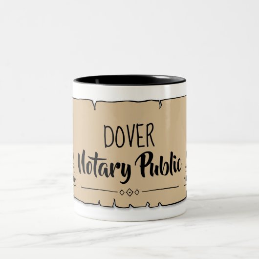 Dover Notary Public Scroll Feather Quill Zweifarbige Tasse (Mittel)