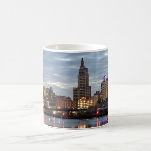 Downtown Providence Reflexionen Kaffeetasse (Mittel)