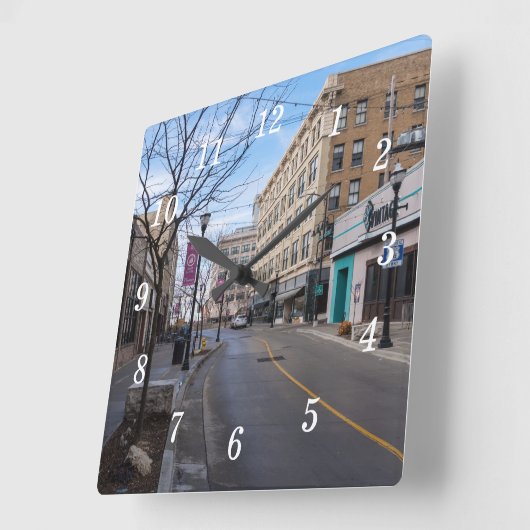 Downtown Springfield Wall Clock Quadratische Wanduhr (Winkel)