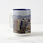 Downtown View von Phoenix, Arizona Zweifarbige Tasse (Vorderseite Links)