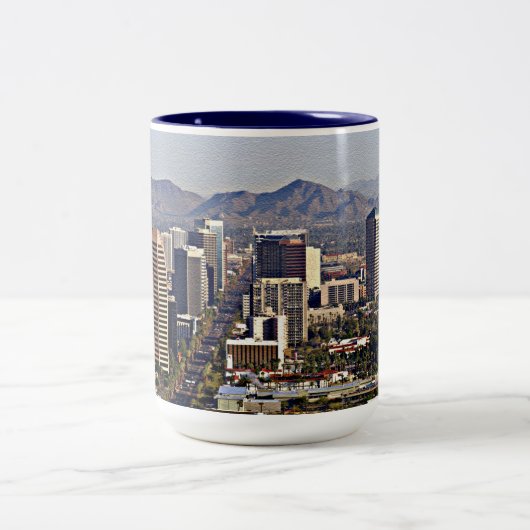 Downtown View von Phoenix, Arizona Zweifarbige Tasse (Mittel)