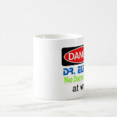Dr. Electro bei der Arbeit Kaffeetasse (Mittel)
