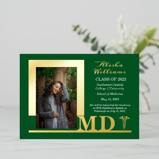 Dr. MD Caduceus Foto Graduate Green Folieneinladung (Stehend vorne)