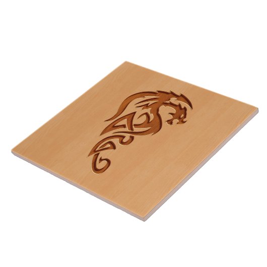 Drache graviert auf hölzernem Effekt Fliese (Seite)