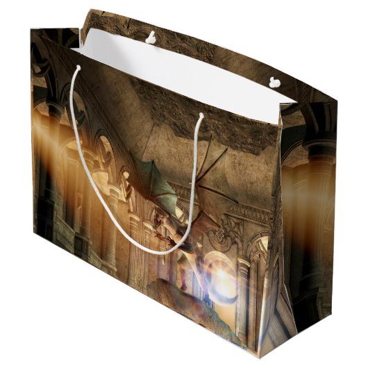 Drache in Angriffsposition in einem Schloss Große Geschenktüte (Rückseite Schrägansicht)