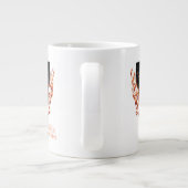 Drache in Flammen hinter dem Schwert Jumbo-Tasse (Rückseite)