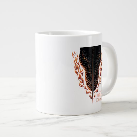 Drache in Flammen hinter dem Schwert Jumbo-Tasse (Vorderseite Rechts)