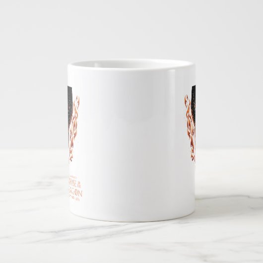 Drache in Flammen hinter dem Schwert Jumbo-Tasse (Vorderseite)