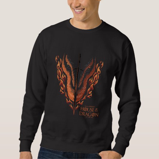 Drache in Flammen hinter dem Schwert Sweatshirt (Vorderseite)
