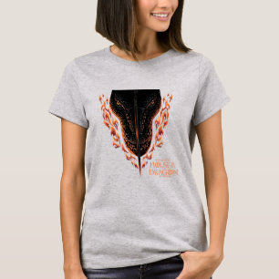 Drache in Flammen hinter dem Schwert T-Shirt