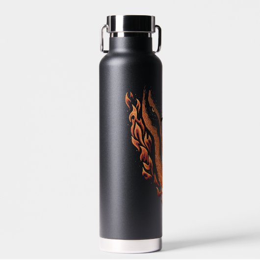 Drache in Flammen hinter dem Schwert Trinkflasche (Vorne)