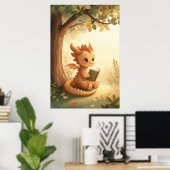 Drache liest Kinderzimmer-Fantasy-Geschichtenbuch Poster (Heimbüro)