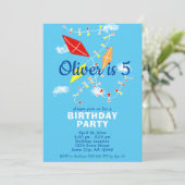 Drachen im blauen Himmel Zeichnend Kindergeburtsta Einladung (Stehend Vorderseite)