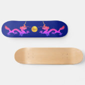 Drachen in Rosa, Rot und Blau in Blau Skateboard (Horizontal)