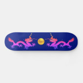 Drachen in Rosa, Rot und Blau in Blau Skateboard (Horizontal)