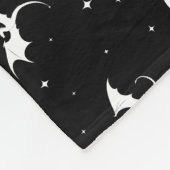 Drachen und Sterne auf schwarzem Hintergrund Fleecedecke (Ecke)