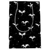 Drachen und Sterne auf schwarzem Hintergrund Mittlere Geschenktüte (Vorderseite)