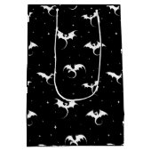 Drachen und Sterne auf schwarzem Hintergrund Mittlere Geschenktüte (Rückseite)