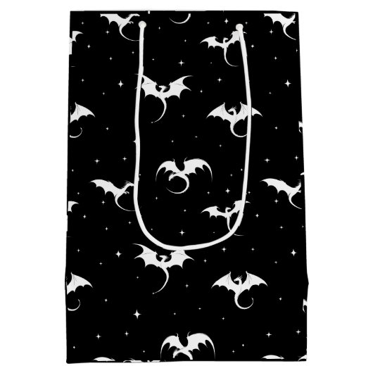 Drachen und Sterne auf schwarzem Hintergrund Mittlere Geschenktüte (Rückseite)
