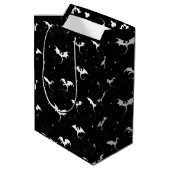 Drachen und Sterne auf schwarzem Hintergrund Mittlere Geschenktüte (Rückseite Schrägansicht)