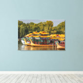 Drachenboote für Touristen | Kunming Lake Leinwanddruck (Insitu (Holzboden))