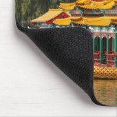Drachenboote für Touristen | Kunming Lake Mousepad (Ecke)