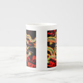 Drachenfeuerdekor auf Lucky Energy Porzellantasse (Vorderseite)