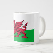 Drachenflagge Wales, keltisch-walisische Nationalf Jumbo-Tasse (Vorderseite Rechts)
