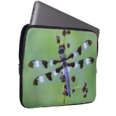 Drachenfliege auf Gras, Kanada Laptopschutzhülle (Vorne Rechts)