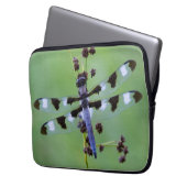 Drachenfliege auf Gras, Kanada Laptopschutzhülle (Vorderseite Links)