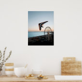 Drachenflieger segelt über Küstenrad Poster (Küche)