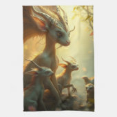 „Drachenmutter im goldenen Wald“ Geschirrtuch (Vertikal)