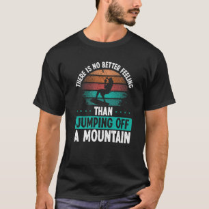 Drachensegler springt von einem Berg Kitesurfer Vi T-Shirt