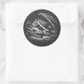 Drachenskelett — von BurnsInHell Runder Aufkleber (Tasche)