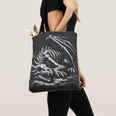 Drachenskelett — von BurnsInHell Tasche (Von Nahem)