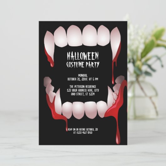 Dracula's Fangs Halloween Costume Party Invitation Einladung (Stehend Vorderseite)