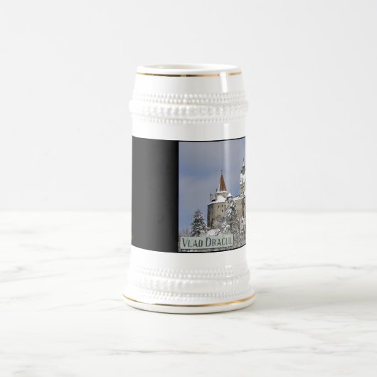 Draculas Schloss im Winter Bierglas (Mittel)