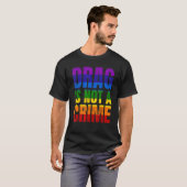 Drag Is Not A Crime LGBT LGBTQ+ Gay Pride Support T-Shirt (Vorne ganz)