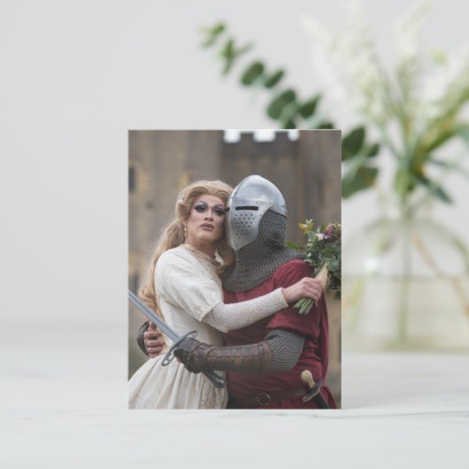 Drag Queen und ein Ritter Postkarte (Stehend Vorderseite)