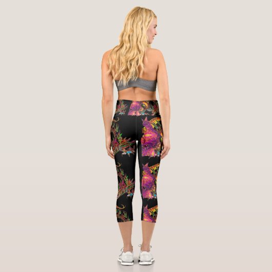 DRAGO Fantasy Dragon in Schwarz Rosa Lila Capri Leggings (Rückseite)