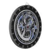 Dragon Abzeichen im Chrome-Stil auf Carbon Fibre P Dartscheibe (Vorderseite Links)