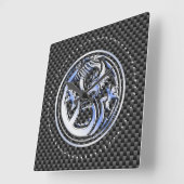 Dragon Abzeichen im Chrome-Stil auf Carbon Fibre P Quadratische Wanduhr (Winkel)
