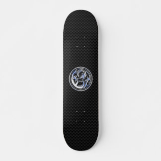 Dragon Abzeichen im Chrome-Stil auf Carbon Fibre P Skateboard