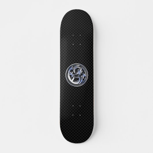 Dragon Abzeichen im Chrome-Stil auf Carbon Fibre P Skateboard (Vorne)